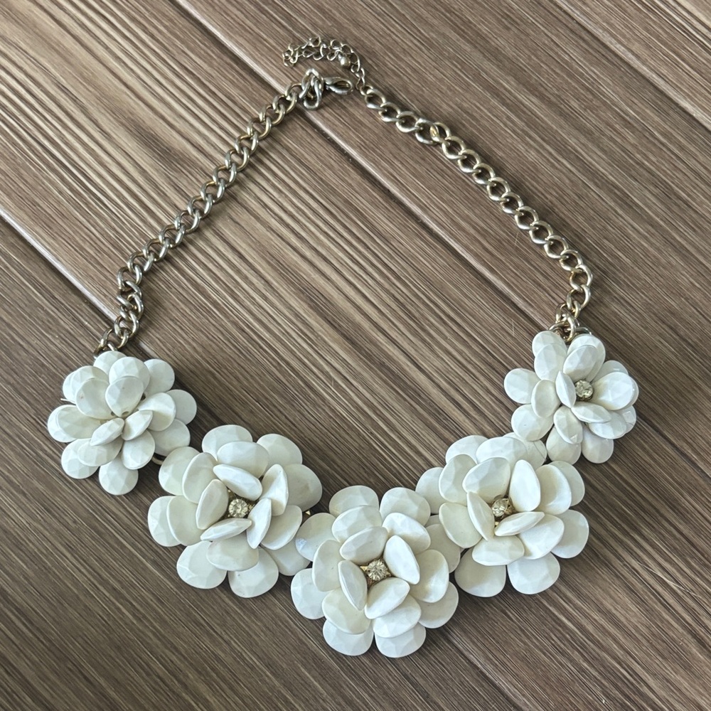 Elegant Floral White Necklace